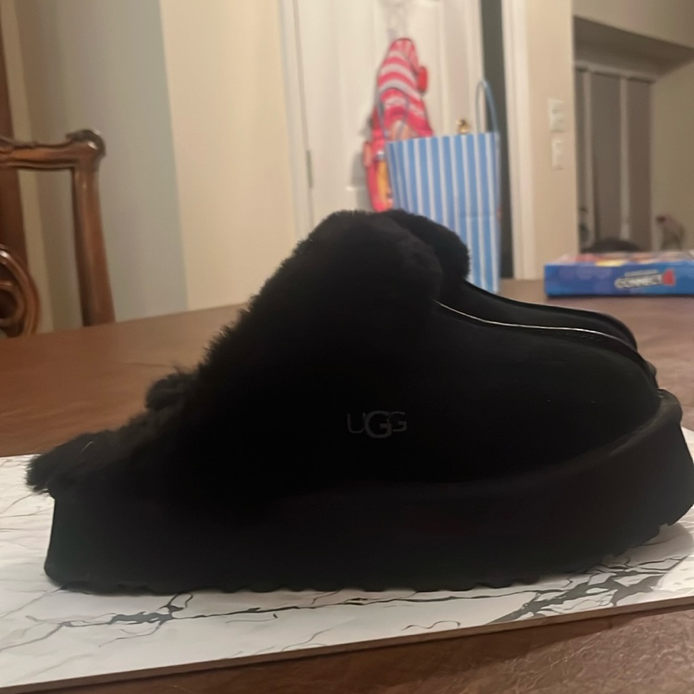 UGG Disquette sheepskin slippers Size 7 like new